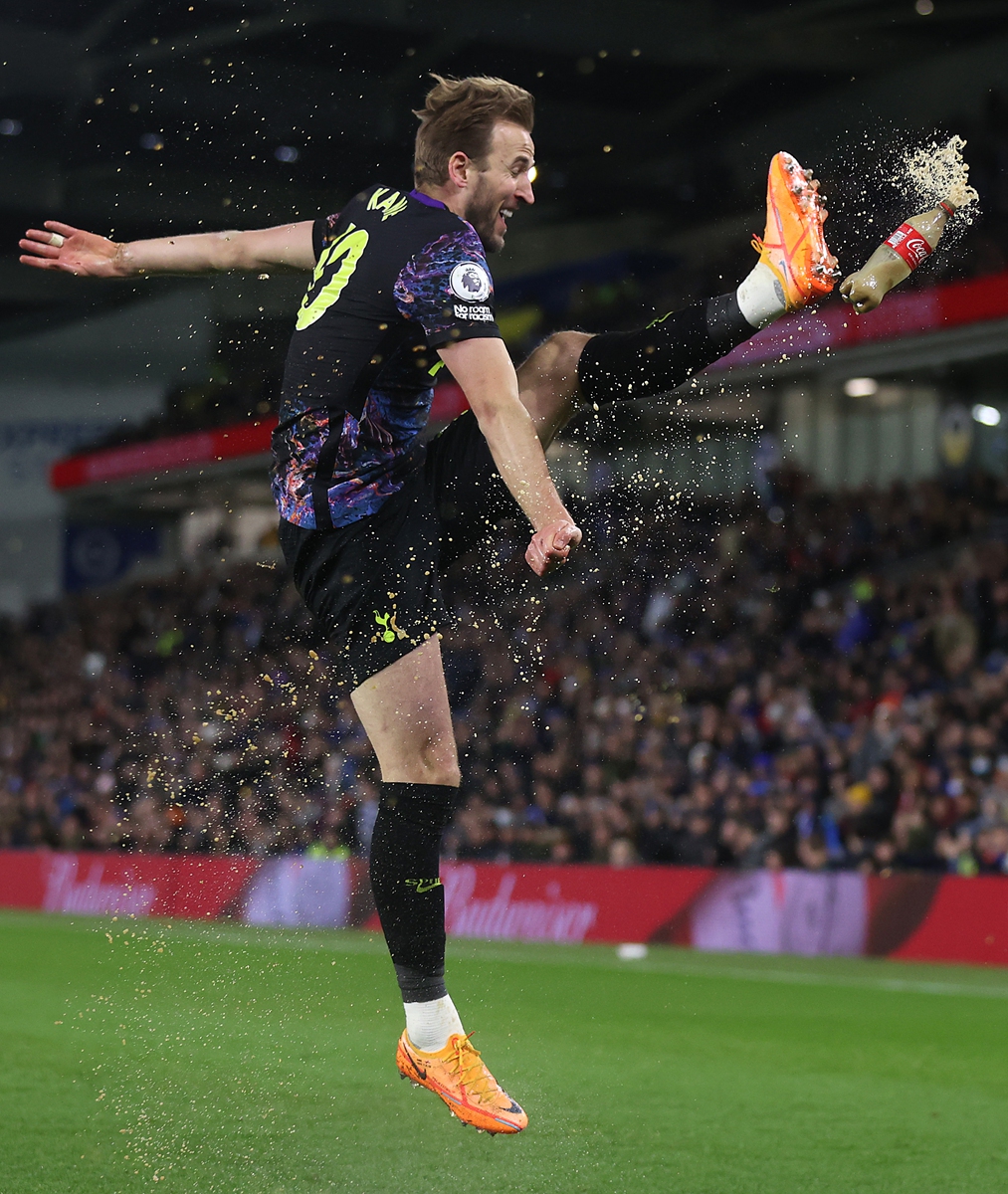 Harry Kane of Tottenham Hotspur celebrates scoring against Brighton & Hove Albion on March 16, 2022 in Brighton, England. Photo: VCG 