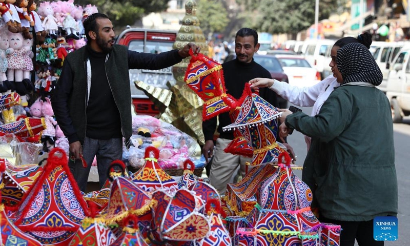 People buy lanterns ahead of the holy month of Ramadan at a market in Cairo, Egypt, on March 18, 2022.Photo:Xinhua