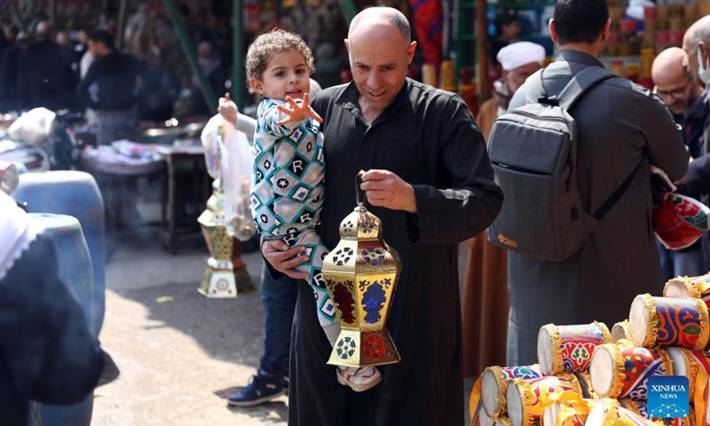 A man carries a lantern ahead of the holy month of Ramadan at a market in Cairo, Egypt, on March 18, 2022. Photo:Xinhua