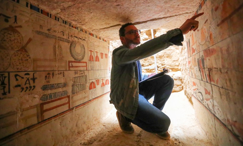 An archaeologist introduces the mural painting in an ancient tomb uncovered in the Saqqara archaeological sites southwest of Cairo, Egypt, on March 19, 2022.Photo:Xinhua