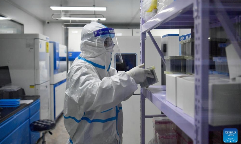 A staff member works at a nucleic testing base in Hebei District of Tianjin, north China, March 19, 2022. Photo:Xinhua 