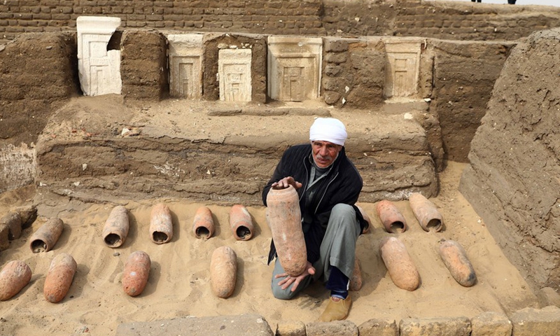 A staff shows a jar unearthed from an ancient tomb in the Saqqara archaeological sites southwest of Cairo, Egypt, on March 19, 2022.Photo:Xinhua