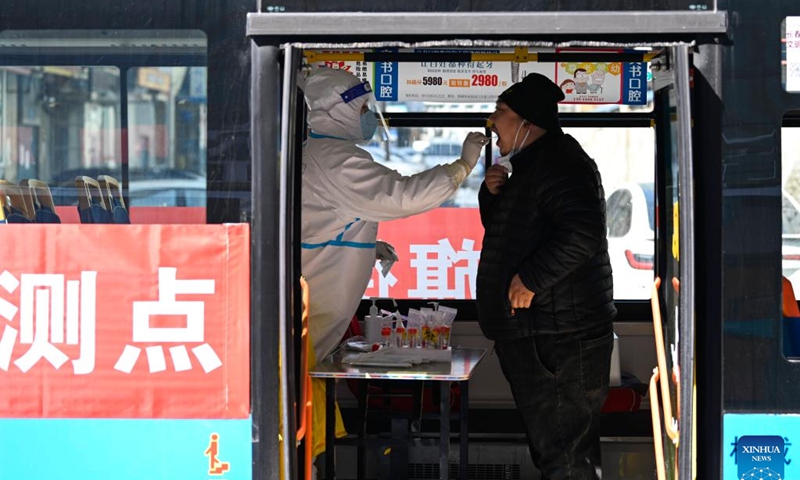 A citizen receives nucleic acid test on a bus used as a temporary testing site in Changchun, northeast China's Jilin Province, March 20, 2022. Photo:Xinhua 