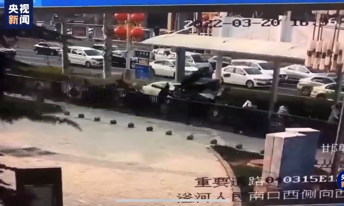 A screenshot of survillence camera's image recording the accident injuring 14 in Handan, North China's Hebei Province on March 20, 2022. Photo: Official Sina Weibo account of China Central Television (CCTV)