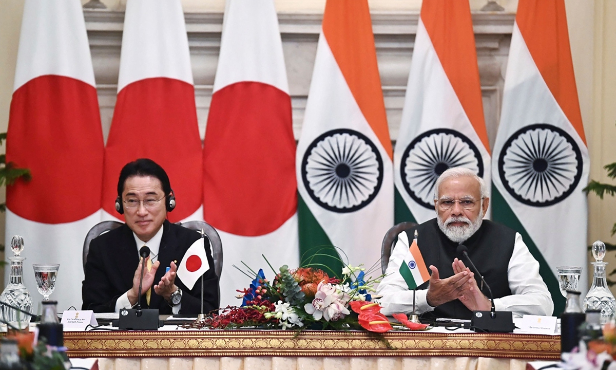 Japan's Prime Minister Fumio Kishida (left) and his Indian counterpart Narendra Modi applaud during their meeting at the Hyderabad House in New Delhi on March 19, 2022. Photo: VCG