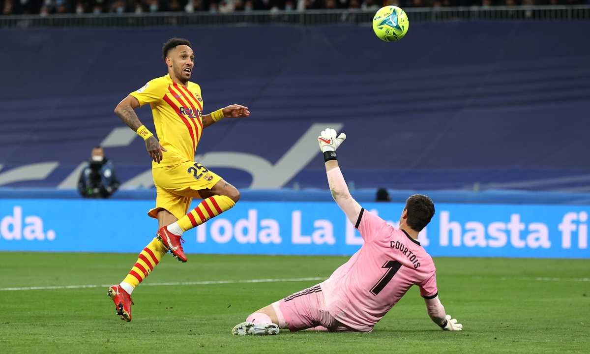 Pierre-Emerick Aubameyang (left) of Barcelona scores against Real Madrid on March 20, 2022 in Madrid, Spain. Photo: VCG
