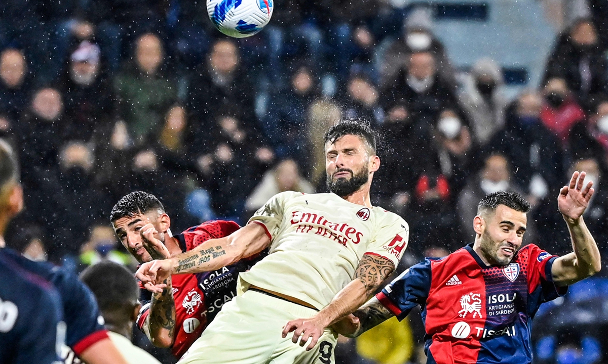AC Milan forward Olivier Giroud (No.9) competes for a header during the match against Cagliari on March 19, 2022 in Cagliari, Italy. Photo: VCG