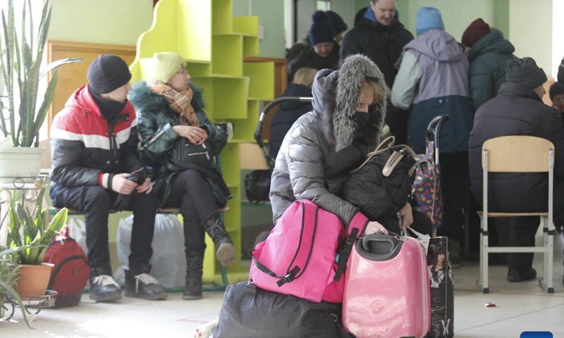 People rest at a temporary settlement site near Mariupol, Ukraine, March 17, 2022. Photo:Xinhua 