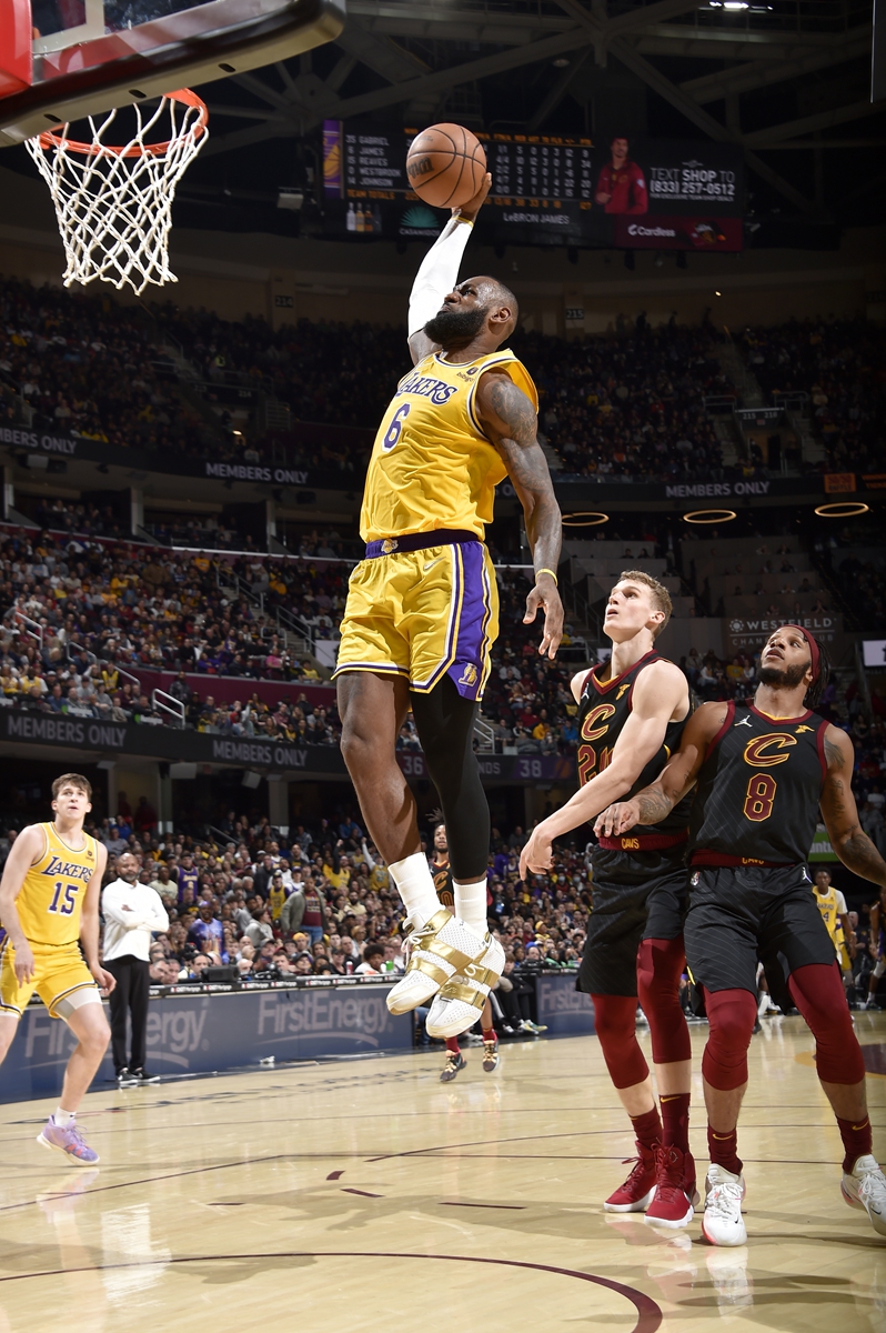 LeBron James of the Lakers dunks against the Cavaliers on March 21, 2022 in Cleveland, Ohio. Photo: VCG