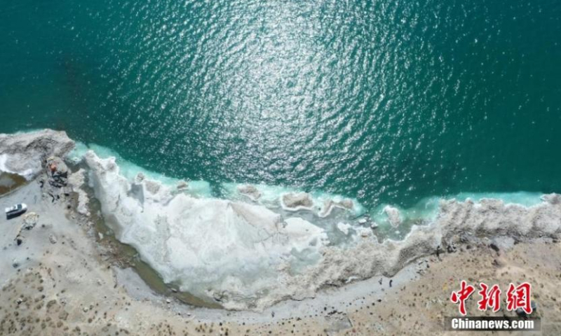 Photo shows thawing ice on the surface of Qinghai Lake in Northwest China's Qinghai Province, March 19, 2022. Qinghai Lake, China's largest inland salt lake, started to thaw as temperature rises. (Photo: China News Service/Zhao Linsong)