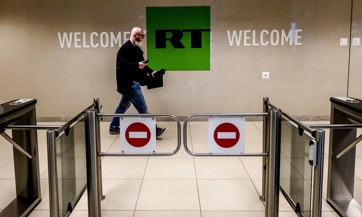 This file photo taken on June 08, 2018 shows a man as he walks past a control post of the Russia Today (RT) TV company in Moscow. Photo: VCG