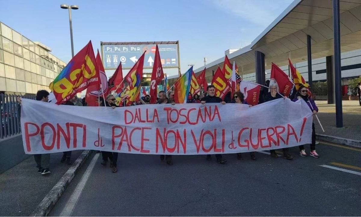 People protest in Pisa, Italy on March 19, 2022  against the Italian government's decision to send weapons under the guise of a humanitarian cargo. Photo: Unione Sindacale di Base