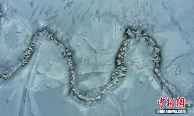 Photo shows thawing ice on the surface of Qinghai Lake in Northwest China's Qinghai Province, March 19, 2022. Qinghai Lake, China's largest inland salt lake, started to thaw as temperature rises. (Photo: China News Service/Zhao Linsong)