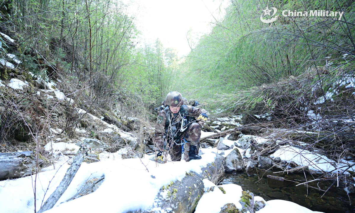 Scouts assigned to a reconnaissance detachment of a brigade under the PLA Xizang Military Command run through the valley with full gears during a reconnaissance ability assessment on March 11, 2022. The assessment was aimed at verifying the troops' combat capability. (eng.chinamil.com.cn/Photo by Yang Kai)