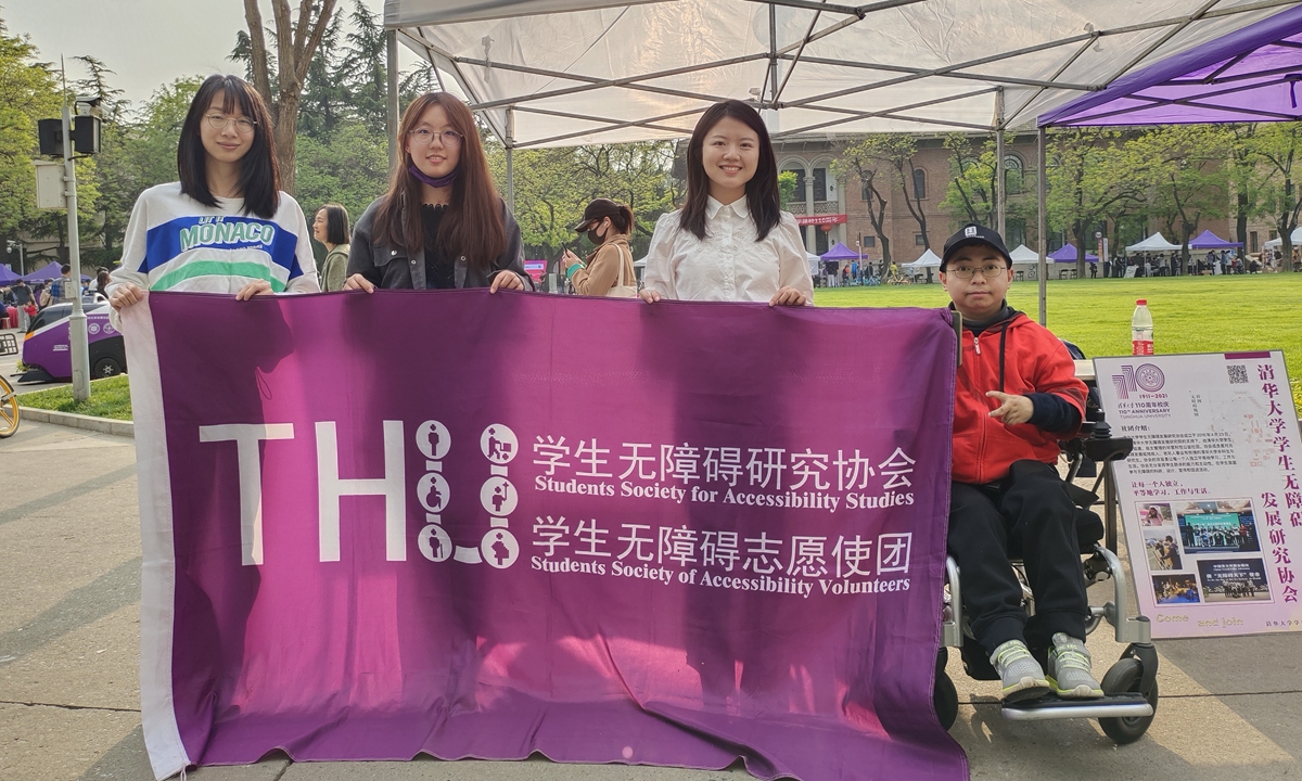 Jiang Mengnan (2nd from right) attends a volunteer event with schoolmates. Photo: Courtesy of Jiang Mengnan