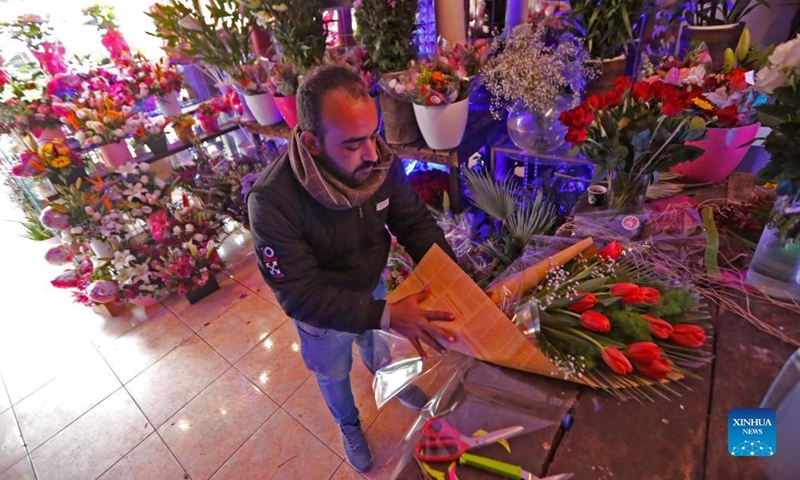 A man prepares balloons for Mother's Day in Beirut, Lebanon, on March 20, 2022.Photo:Xinhua