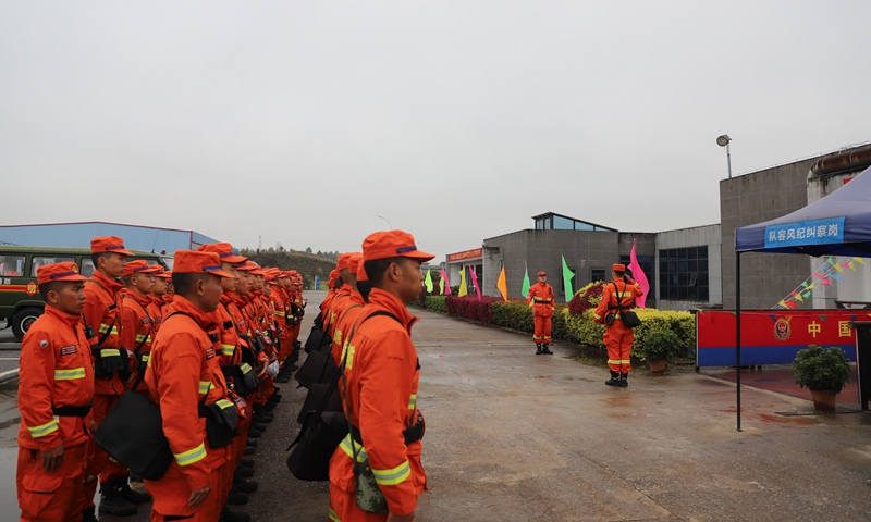 Rescuers assembled to approach the site. Photo: People's Daily