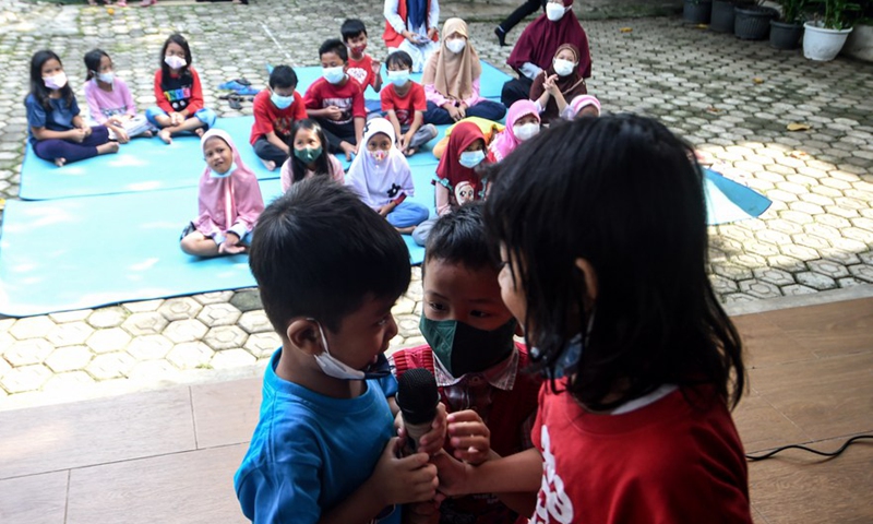 Children sing a song at a storytelling event on World Storytelling Day in Kampong Dongeng community in Indonesia's Banten Province on March 20, 2022.Photo:Xinhua