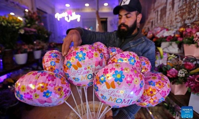 A man prepares balloons for Mother's Day in Beirut, Lebanon, on March 20, 2022.Photo:Xinhua