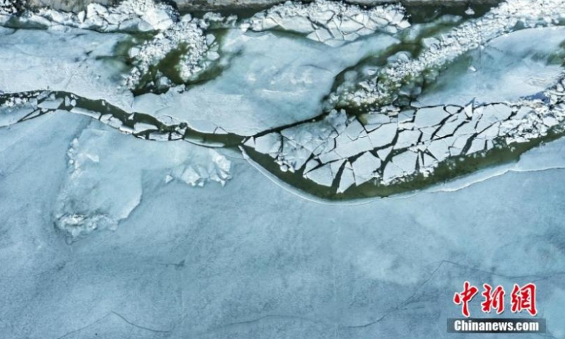 Photo shows thawing ice on the surface of Qinghai Lake in Northwest China's Qinghai Province, March 19, 2022. Qinghai Lake, China's largest inland salt lake, started to thaw as temperature rises. (Photo: China News Service/Zhao Linsong)