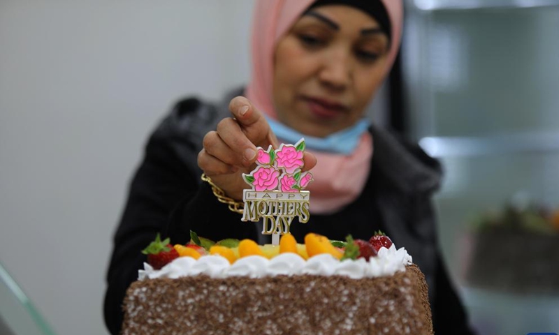 A man prepares balloons for Mother's Day in Beirut, Lebanon, on March 20, 2022.Photo:Xinhua