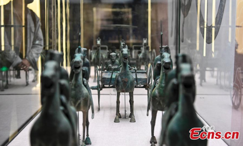 A bronze chariot and horses are on display at Guangdong Museum based in Guangzhou, south China's Guangdong Province, March 24, 2022. (Photo: China News Service/Chen Jiwen) The Brilliance on the Silk Road, a joint exhibition of Guangdong and Gansu provinces highlighting ancient China's Silk Road culture kicks off in Guangzhou, March 24, 2022. Over 500 relics are on display to introduce the history and origin of Hexi Corridor, part of the ancient Silk Road in northwest China, and the Maritime Silk Road in Guangzhou.