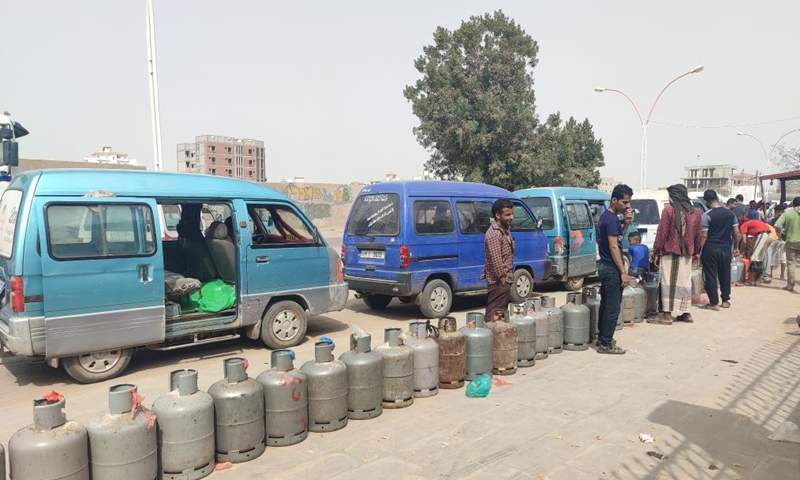 People wait to refill their cooking gas cylinders on a street of Aden, in southern Yemen, March 20, 2022.Photo:Xinhua