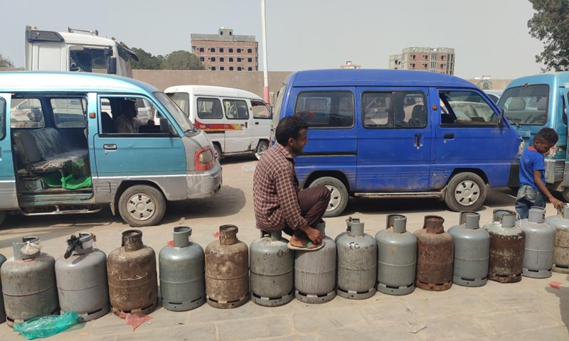 People wait to refill their cooking gas cylinders on a street of Aden, in southern Yemen, March 20, 2022.Photo:Xinhua