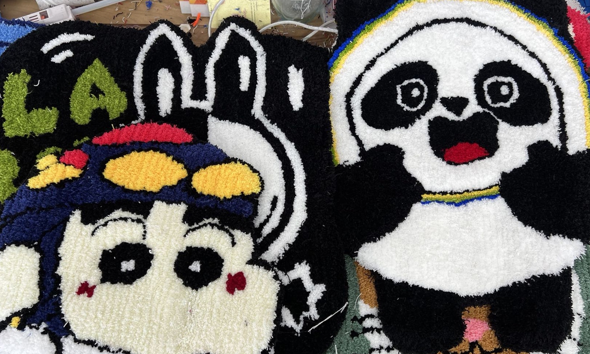 The owner of a tufting studio in Beijing demonstrates how to use a tufting gun.
Top: A Bing Dwen Dwen rug Photos: Lou Kang/GT