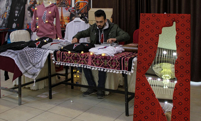 A Palestinian man participates in a special bazaar called Creative Land at a hotel in Gaza City, on March 21, 2022.(Photo: Xinhua)