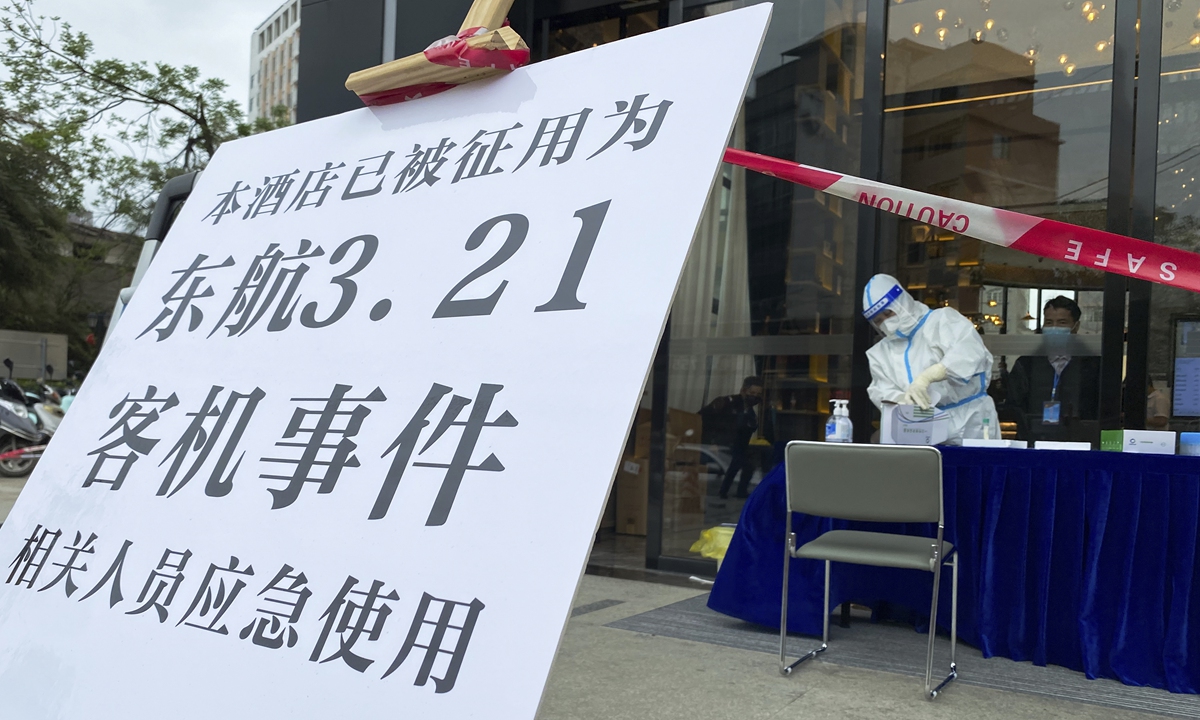 A worker wearing a protective suit prepares to assist people outside a hotel that has been designated to accommodate families of people onboard the crashed China Eastern aircraft in Tengxian county, South China's Guangxi Zhuang Autonomous Region on March 22, 2022. Photo: VCG