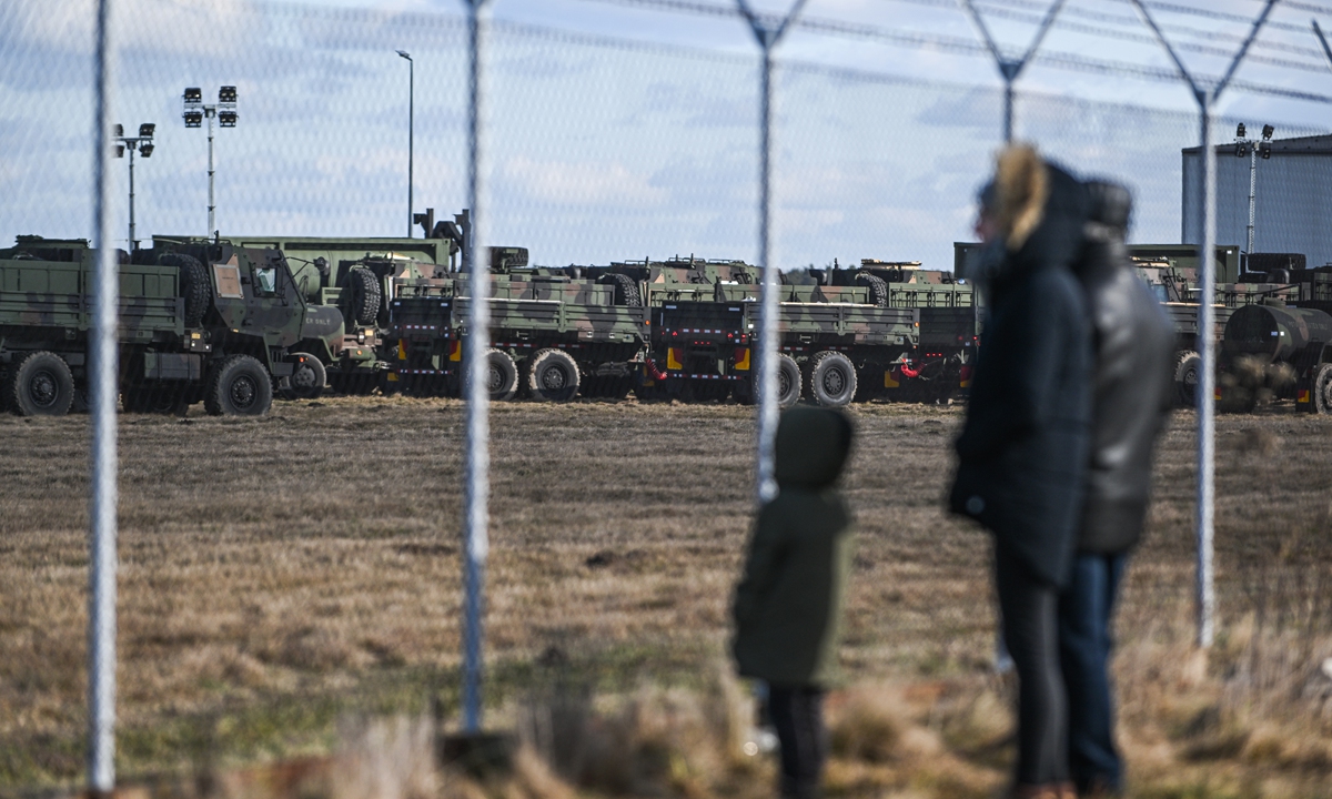 Polish citizens watch US army military equipment and soldiers at a temporary base in Mielec, Poland on February 12, 2022. Photo: IC