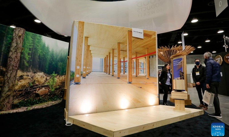 A visitor talks with exhibitors during the 2022 BUILDEX show in Vancouver, British Columbia, Canada, on March 23, 2022. As one of Canada's largest conferences and trade shows for building industry, the 2022 BUILDEX Vancouver kicked off on Wednesday, showcasing the latest building materials, products and technologies.(Photo: Xinhua)