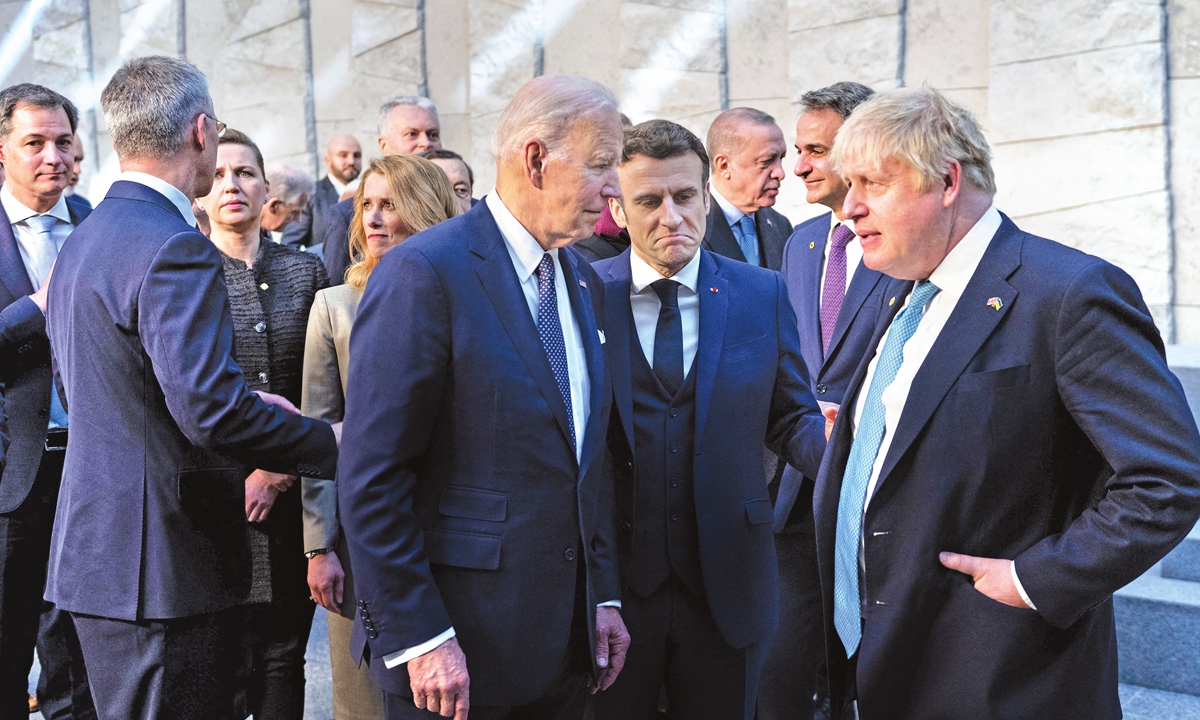 US President Joe Biden talks with French President Emmanuel Macron and British Prime Minister Boris Johnson ahead of the NATO summit in Brussels on March 24, 2022. Photo: AFP