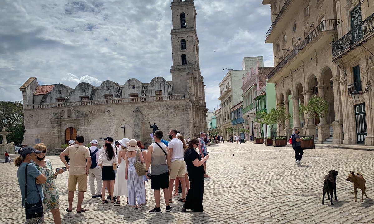 Travelers tour the Saint Francisco de Asis Square in Old Havana in Cuba, on February 28, 2022. Photo: VCG