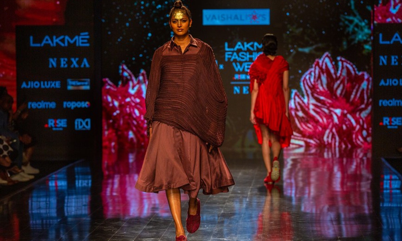 Models display creations by Indian designer Vaishali S during the FDCI X Lakme Fashion Week in New Delhi, March 24, 2022. (Photo: Xinhua)