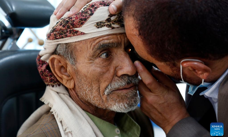 A doctor conducts an eye examination for a man at a charity-sponsored medical center in Sanaa, Yemen, on March 23, 2022. A charity group launched a two-day free treatment for Yemeni elders who are inflicted with eye diseases.(Photo: Xinhua)