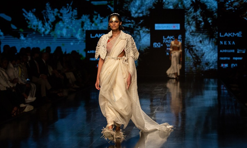 A model displays a creation by Indian designer Vaishali S during the FDCI X Lakme Fashion Week in New Delhi, March 24, 2022. (Photo: Xinhua)