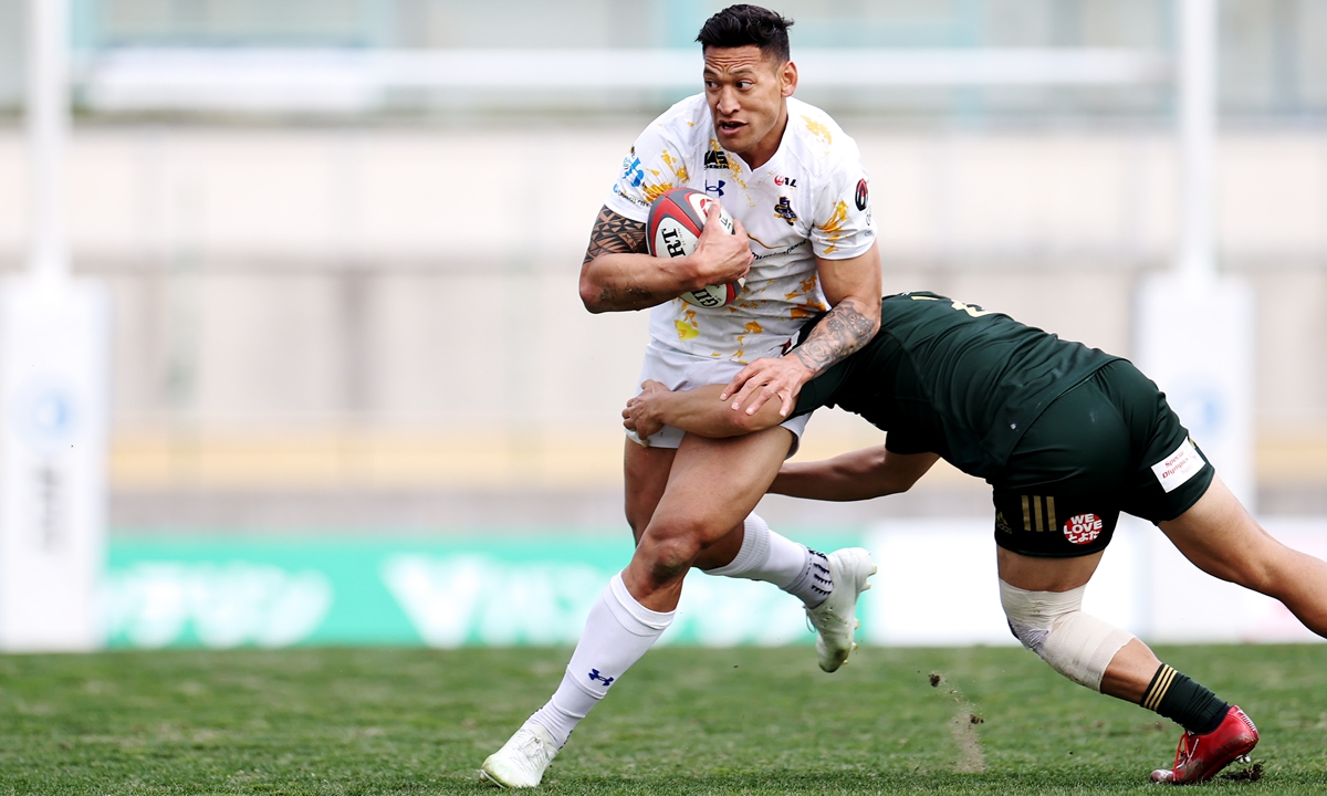 Shining Arcs Tokyo-Bay Urayasu's Australian player Israel Folau (left) fights for the ball in the Japan Rugby League One match against Toyota Verblitz on March 20, 2022 at Paloma Mizuho Rugby Stadium in Aichi, Japan. Photo: IC