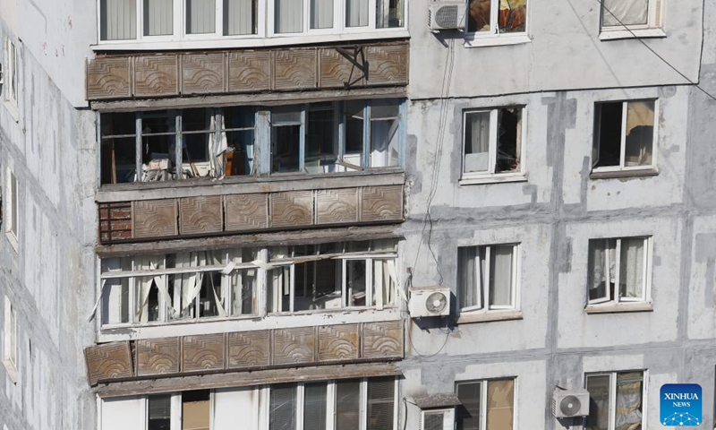Photo taken on March 23, 2022 shows a damaged building in Mariupol, Ukraine. (Photo: Xinhua)