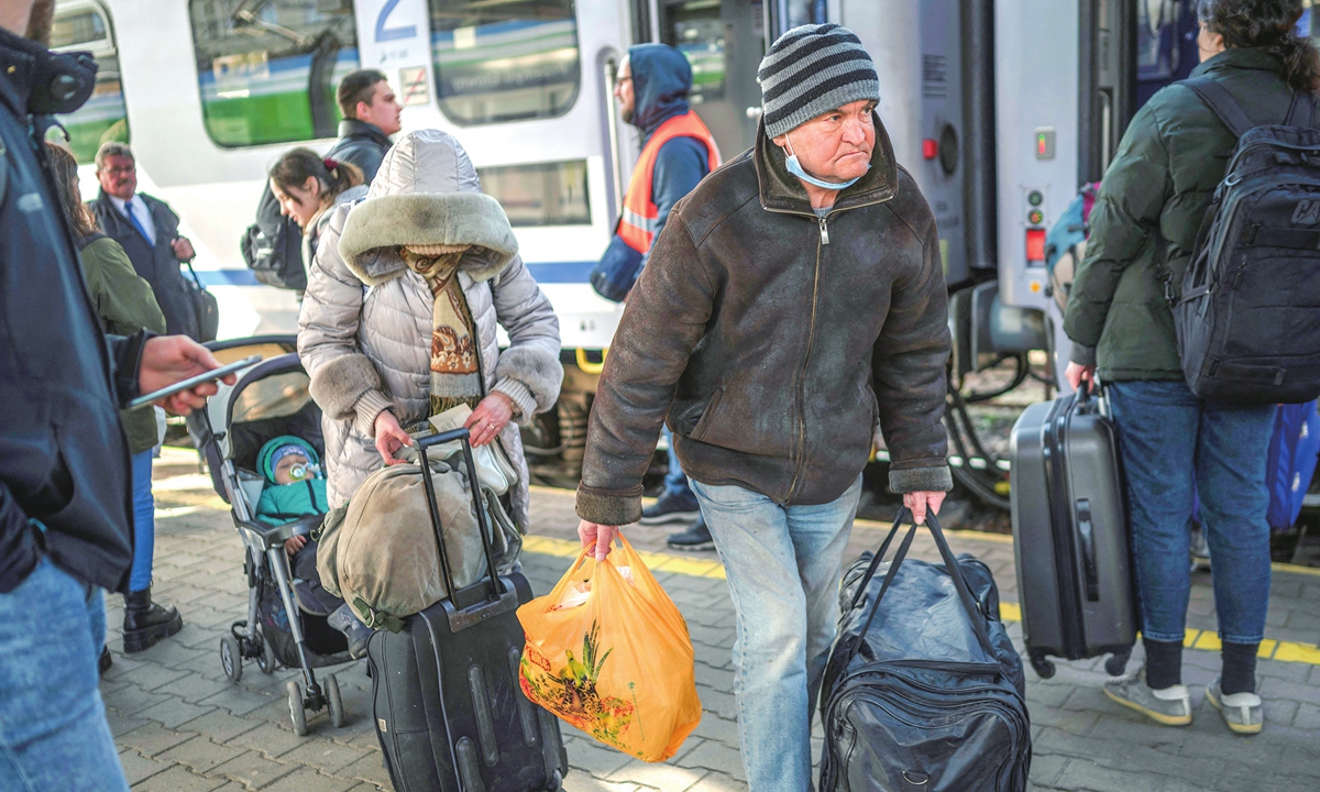 Ukrainian refugees board a train en route to Warsaw at the railway station in Przemysl, near the Polish-Ukrainian border, on March 27, 2022. Photo: AFP