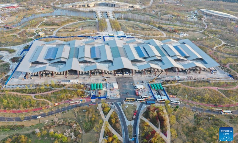 Aerial photo taken on April 3, 2022 shows the makeshift hospital at the China Flower Expo park in Chongming District of east China's Shanghai.(Xinhua)