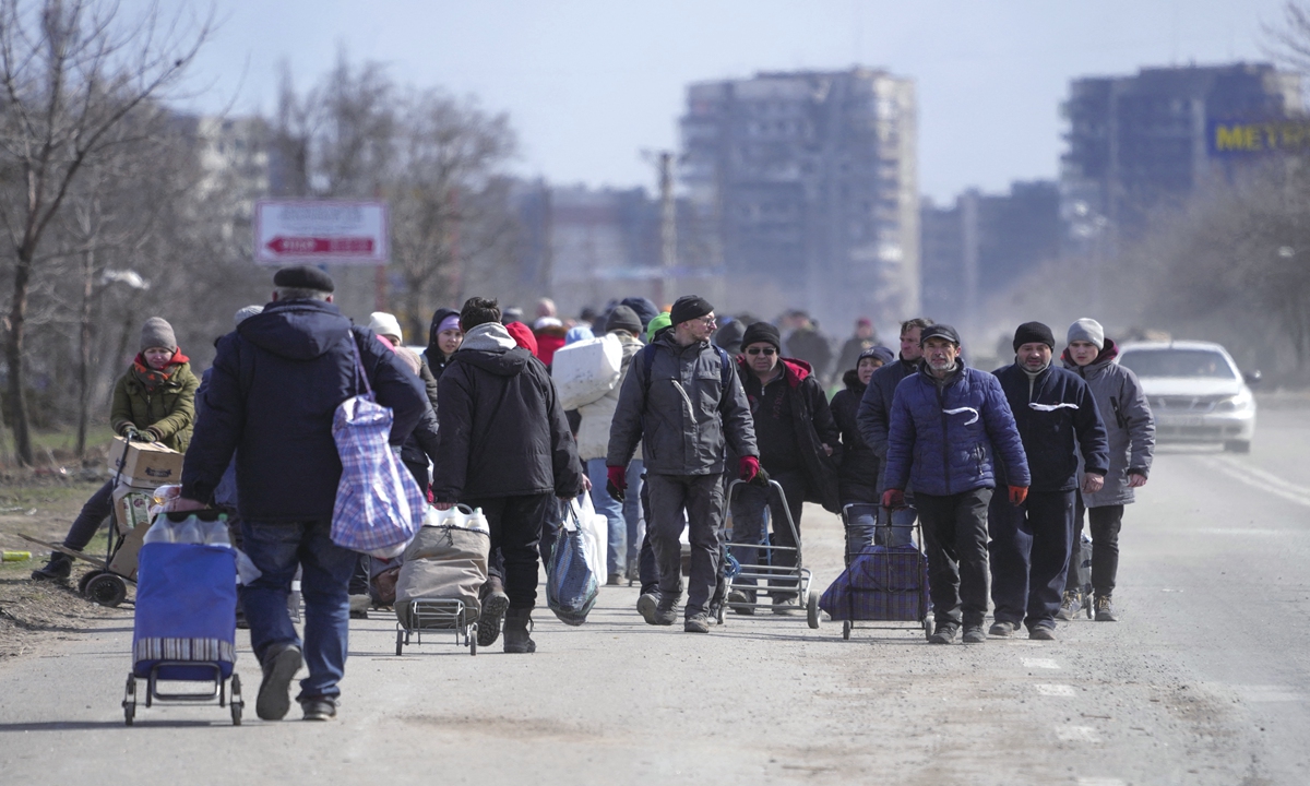 Ukrainian civilians withdraw along humanitarian corridors from Ukraine's Mariupol on March 20, 2022. More than 3.48 million Ukrainians have fled to neighboring countries, according to the UN refugee agency. Photo: AFP