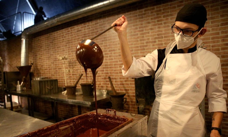 A pastry chef prepares chocolate during the 2022 Obidos International Chocolate Festival in Obidos, Portugal, on March 26, 2022.Photo:Xinhua