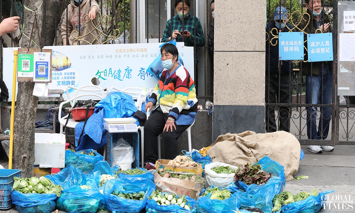 Shanghai residents were seen buying vegetables at Xikang Road grocery market in Jing'an District, Shanghai on Monday.Photo: Hu Gong