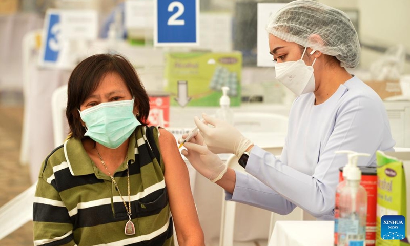 A woman receives a dose of the COVID-19 vaccine in Bangkok, Thailand, on April 4, 2022. (Xinhua/Rachen Sageamsak)