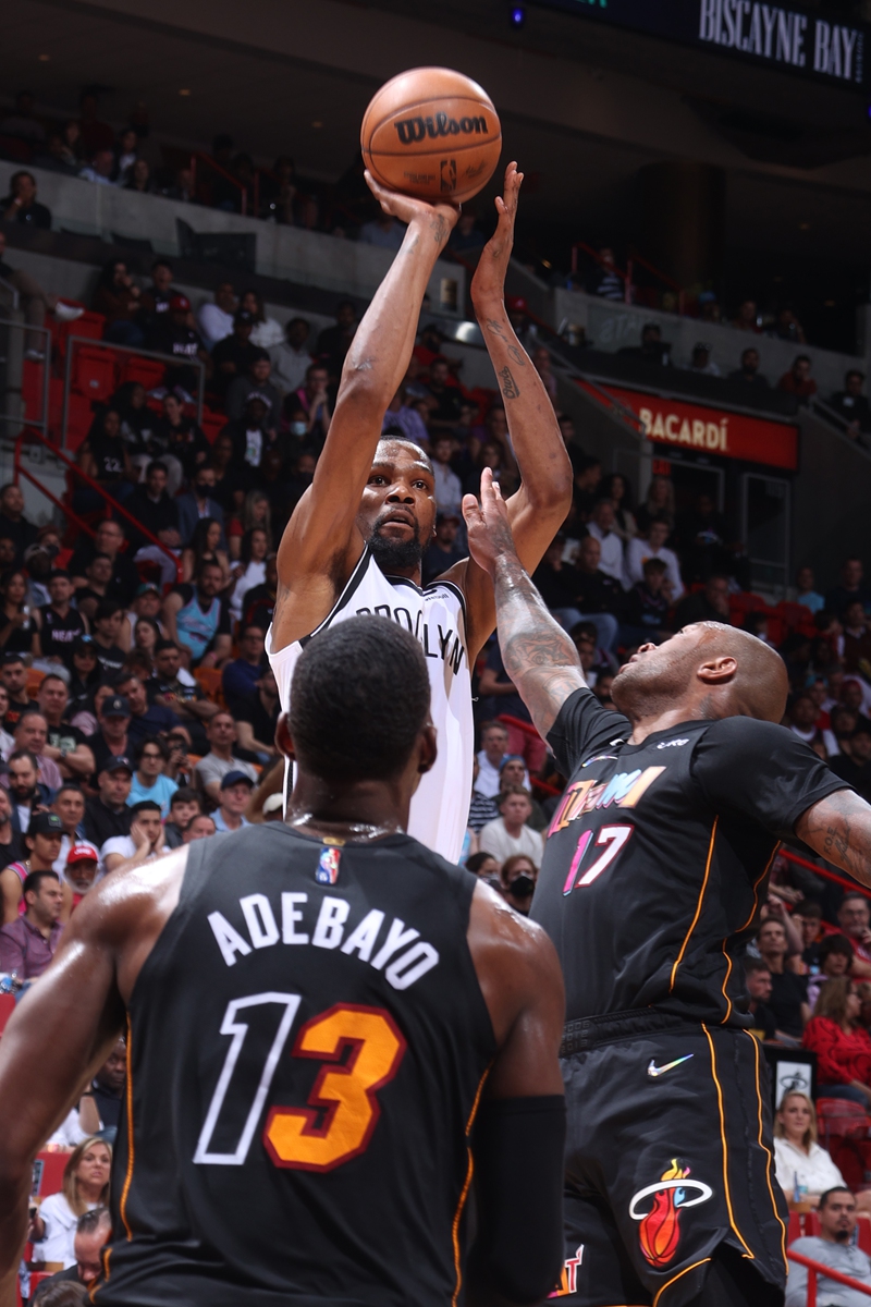 Kevin Durant of the Brooklyn Nets shoots the ball during the game against the Miami Heat on March 26, 2022 in Miami, Florida. Photo: VCG
