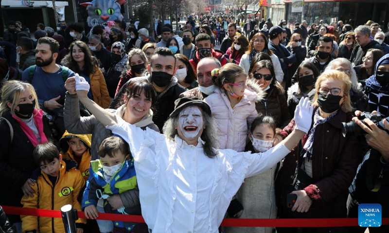 An artist poses for a photo with spectators during the World Theater Day celebrations in Ankara, Turkey, on March 27, 2022.Photo:Xinhua