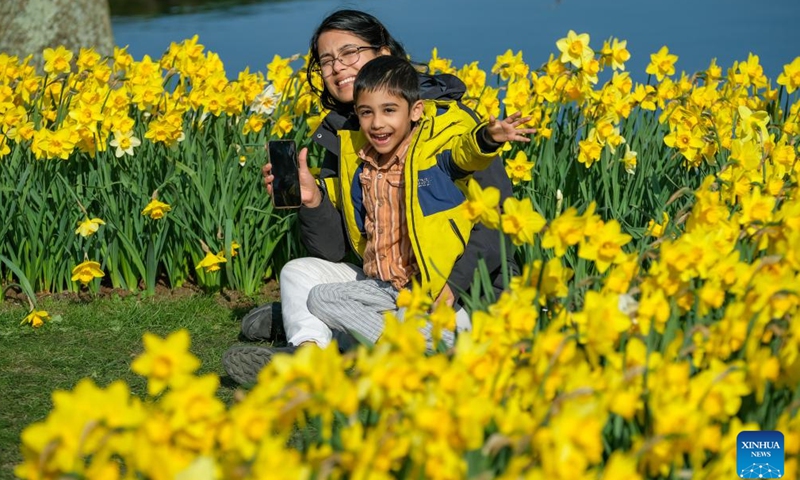 People pose for photos at the Keukenhof park in Lisse, the Netherlands, March 26, 2022. The park is open to the public from March 24 to May 15 this year.Photo:Xinhua