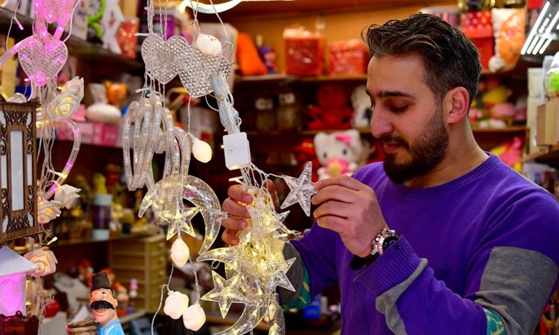 A man shops for decorations for the upcoming holy month of Ramadan in Damascus, Syria, on March 27, 2022.Photo:Xinhua